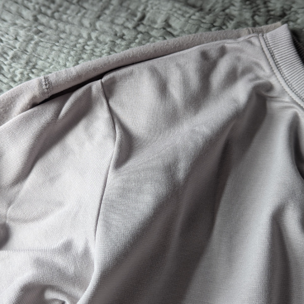 肩比較：下がブレインスリープ、上がベネクス
